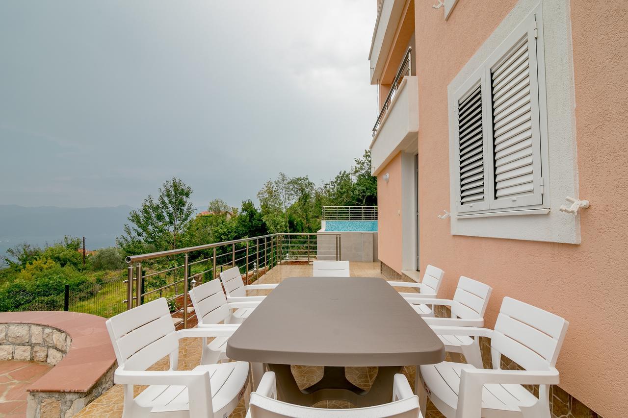 Apartments Mitrovic Lustica Exterior photo