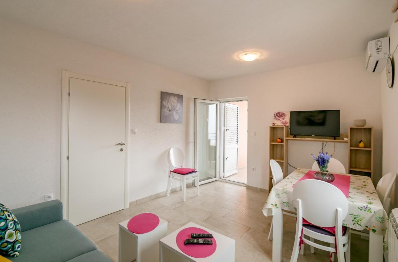 Apartments Mitrovic Lustica Exterior photo